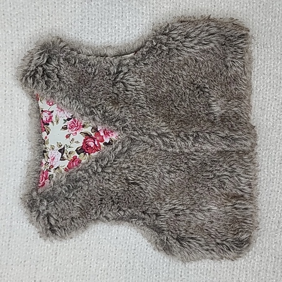 TJ Maxx Reversible Faux Fur Open Front Vest Jacket in Tan/Pink - Picture 4 of 17